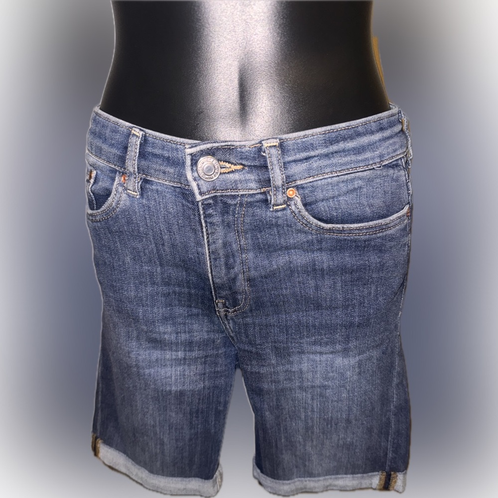 Women’s cropped Bermuda blue jean shorts